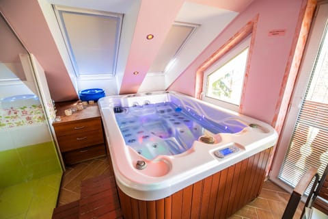 Hot Tub, Spa and wellness centre/facilities, On site