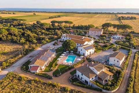Property building, Day, Neighbourhood, Natural landscape, Bird's eye view, Pool view, Sea view, Street view, Swimming pool, Location