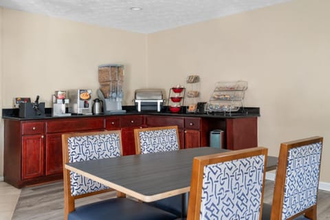 Communal lounge/ TV room, Coffee/tea facilities, Kitchen or kitchenette, Food and drinks, Seating area, Dining area, On site, Breakfast, Continental breakfast, hair dresser, toaster