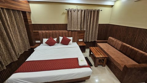 Bed, Photo of the whole room, Seating area, Bedroom