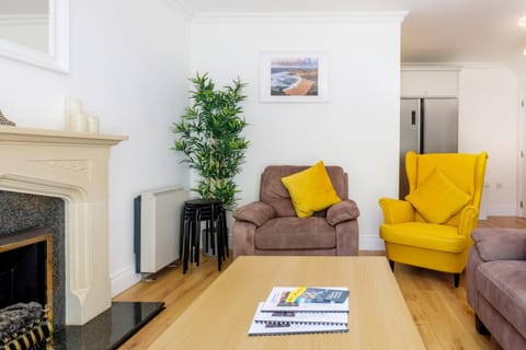 STYLISH & MODERN 6-Bed City Townhouse w/Parking Apartment in Galway