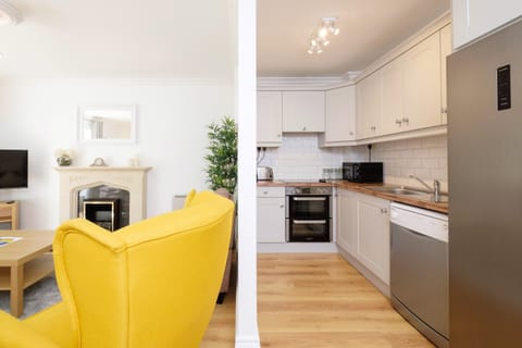 STYLISH & MODERN 6-Bed City Townhouse w/Parking Apartment in Galway