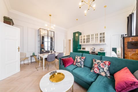 TV and multimedia, Kitchen or kitchenette, Living room, Seating area