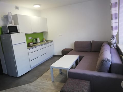 Bed, Coffee/tea facilities, Kitchen or kitchenette, Living room, Seating area