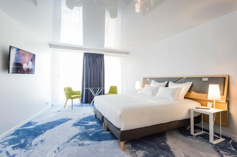 Bed, Photo of the whole room, Decorative detail, City view