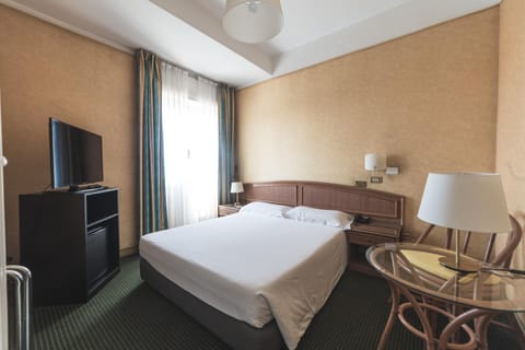 Bed, TV and multimedia, Bedroom