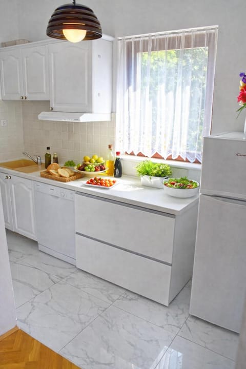 Kitchen or kitchenette, dishwasher