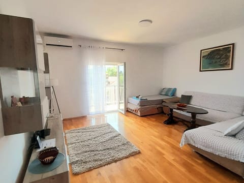 Bed, TV and multimedia, Living room, Photo of the whole room, Seating area, air conditioner