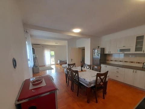 Kitchen or kitchenette, Dining area, minibar