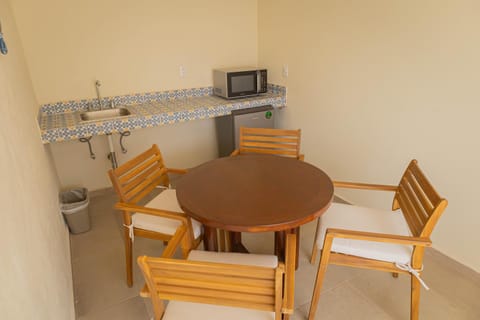 Kitchen or kitchenette, minibar