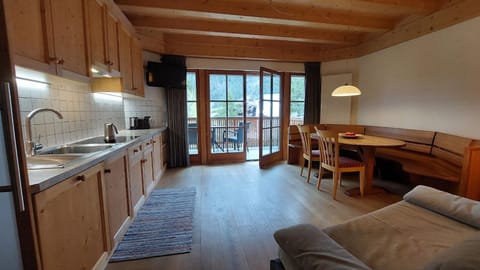 Kitchen or kitchenette, Living room, Seating area, Dining area