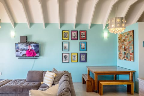 Living room, Lounge or bar, Seating area, Dining area