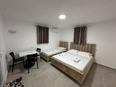 Bed, Photo of the whole room, Dining area, air conditioner
