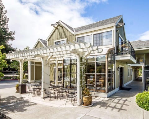 Property building, Patio, Day, On site