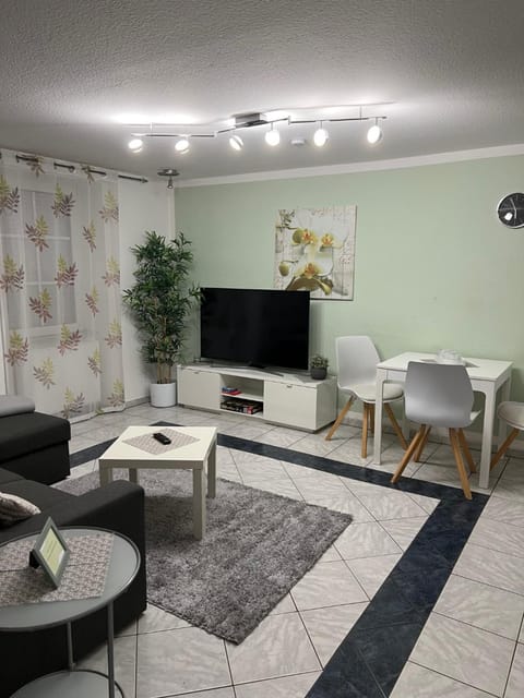 Communal lounge/ TV room, TV and multimedia, Living room, Seating area