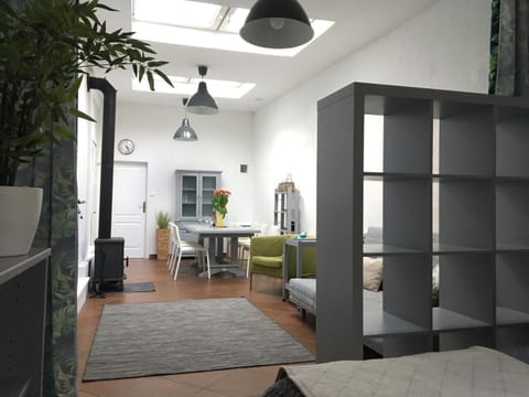 TV and multimedia, Living room, Decorative detail, Seating area, Bedroom