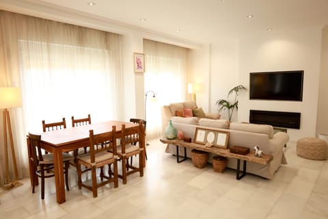 Communal lounge/ TV room, TV and multimedia, Living room, Dining area
