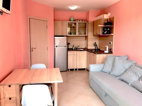 Bed, Day, TV and multimedia, Coffee/tea facilities, Kitchen or kitchenette, Living room, Photo of the whole room, Seating area, Dining area, On site, Pool view
