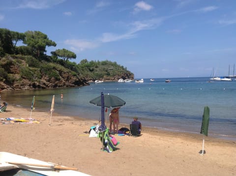 Nearby landmark, Restaurant/places to eat, Day, People, Neighbourhood, Natural landscape, Summer, Beach, Sea view, Sunrise, group of guests, Family