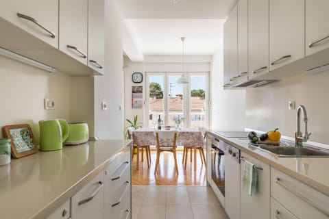 Kitchen or kitchenette, Food and drinks, Seating area, Dining area, minibar, stove