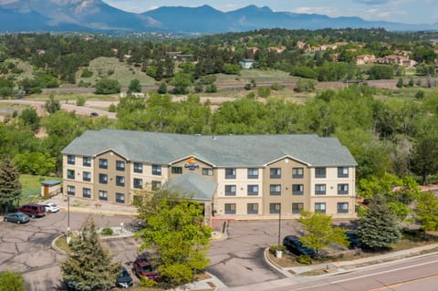 Property building, Spring, Day, Neighbourhood, Natural landscape, Bird's eye view, Mountain view, Location, Parking