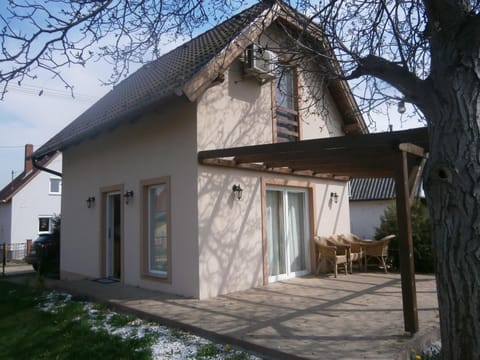 Property building, Patio, Facade/entrance