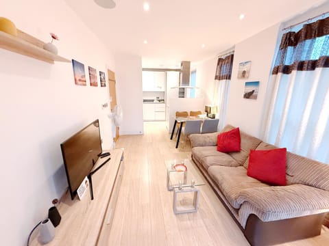 Communal lounge/ TV room, TV and multimedia, Kitchen or kitchenette, Living room, Dining area, Diving, kitchen