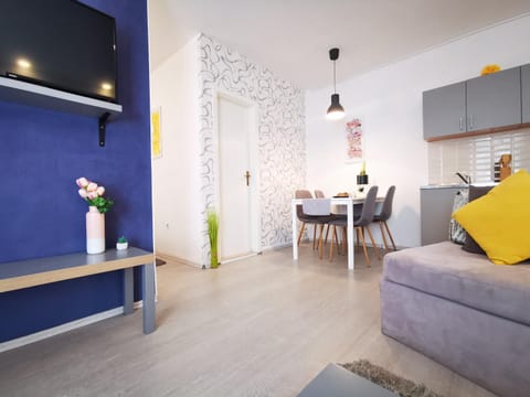 TV and multimedia, Kitchen or kitchenette, Living room, Seating area, Dining area