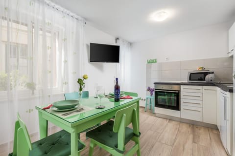 TV and multimedia, Kitchen or kitchenette, Living room, Seating area