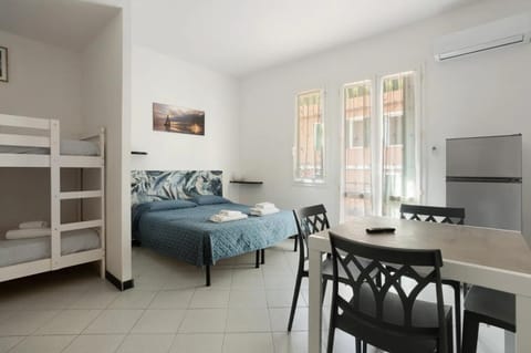 Bed, Dining area, bunk bed