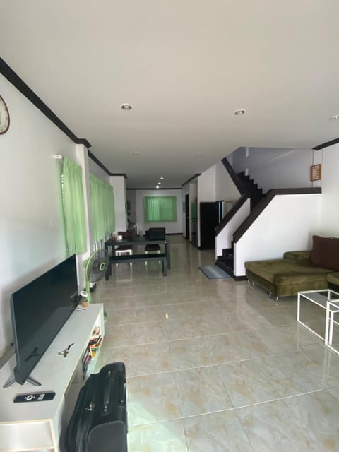 Communal lounge/ TV room, TV and multimedia, Kitchen or kitchenette, Living room, Seating area