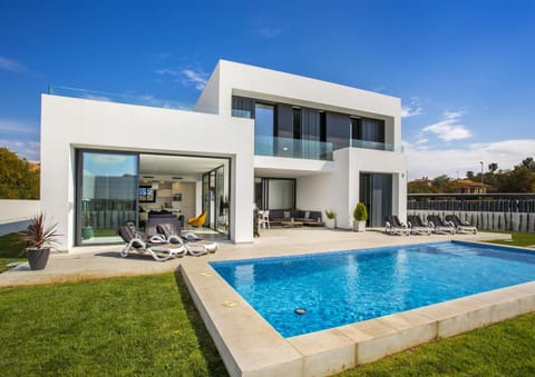 Solarium, Area and facilities, Swimming pool