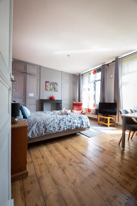 Photo of the whole room, Bedroom