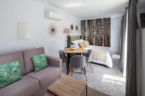 Bed, Living room, Photo of the whole room, Seating area, Dining area