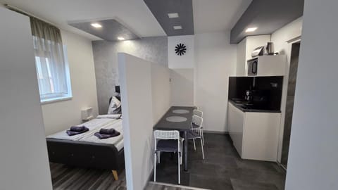 TV and multimedia, Kitchen or kitchenette, Dining area, stove