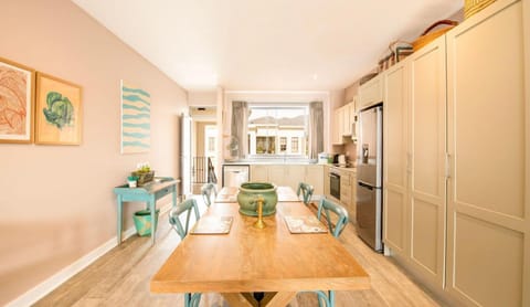 Kitchen or kitchenette, Seating area, Dining area, kitchen