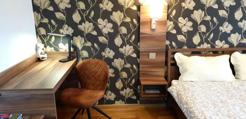 Bed, Seating area