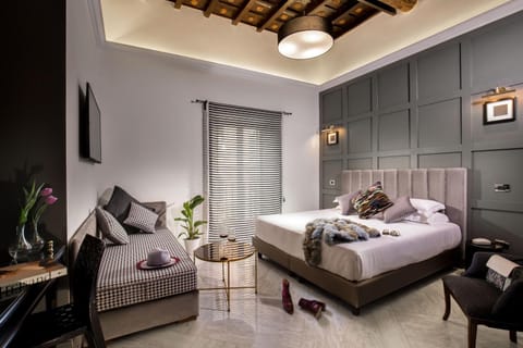 Bed, TV and multimedia, Decorative detail, Bedroom