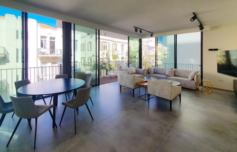TV and multimedia, Coffee/tea facilities, Living room, Seating area, Dining area
