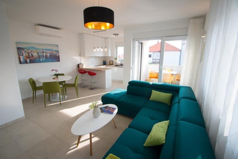 Billiard, Bowling, Darts, Table tennis, Balcony/Terrace, Tennis court, Hiking, Evening entertainment, Street view, Sports