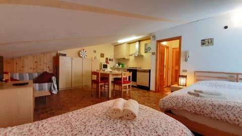 Bed, Kitchen or kitchenette, Photo of the whole room, Dining area, Bedroom, towels, wardrobe