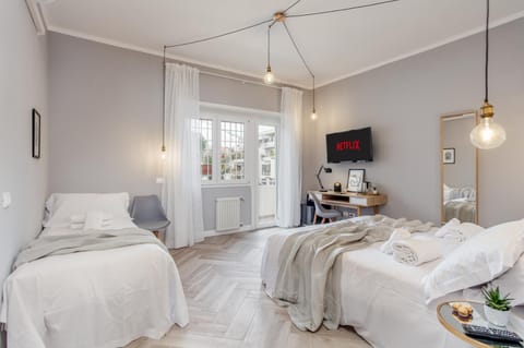 Bed, TV and multimedia, Balcony/Terrace, Photo of the whole room, Decorative detail, Bedroom