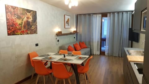 TV and multimedia, Kitchen or kitchenette, Living room, Seating area, Dining area