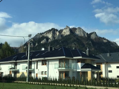 Property building, Nearby landmark, Day, Neighbourhood, Natural landscape, Mountain view