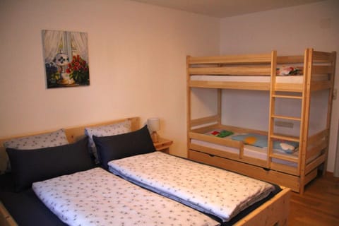 Bedroom, bunk bed