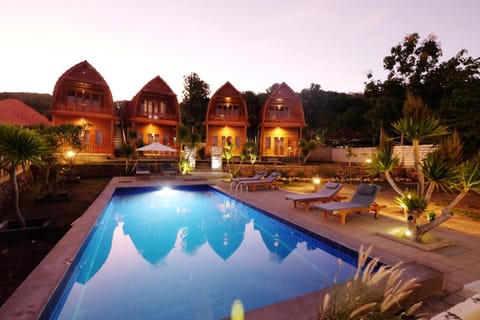 Property building, Natural landscape, Garden, Balcony/Terrace, Pool view, Swimming pool, Sunrise, Sunset