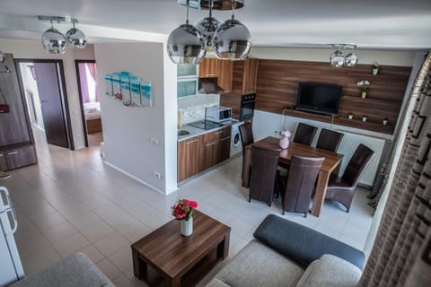 Kitchen or kitchenette, Living room, Lounge or bar, Seating area, Dining area, Communal kitchen