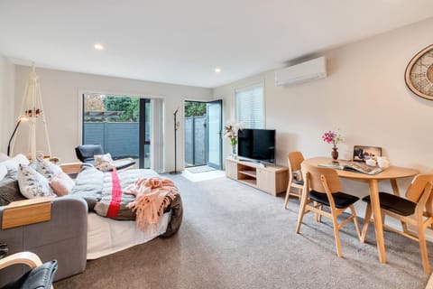 TV and multimedia, Living room, Seating area, Dining area