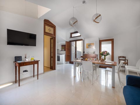 TV and multimedia, Kitchen or kitchenette, Living room, Seating area, Dining area, internet, kitchen