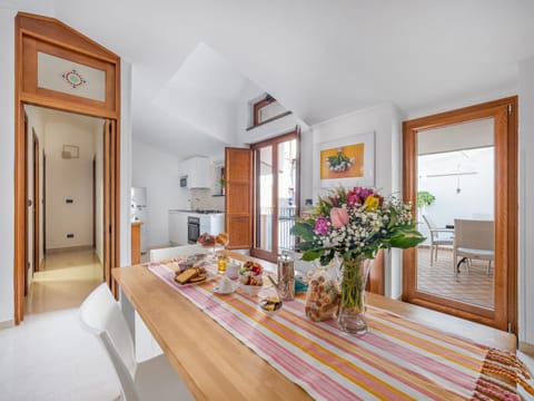 Balcony/Terrace, Kitchen or kitchenette, Dining area, Food